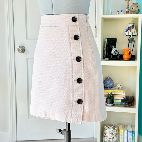 Ann Taylor Textured Side Button A-line Skirt (size 2) - Picture 3 of 10